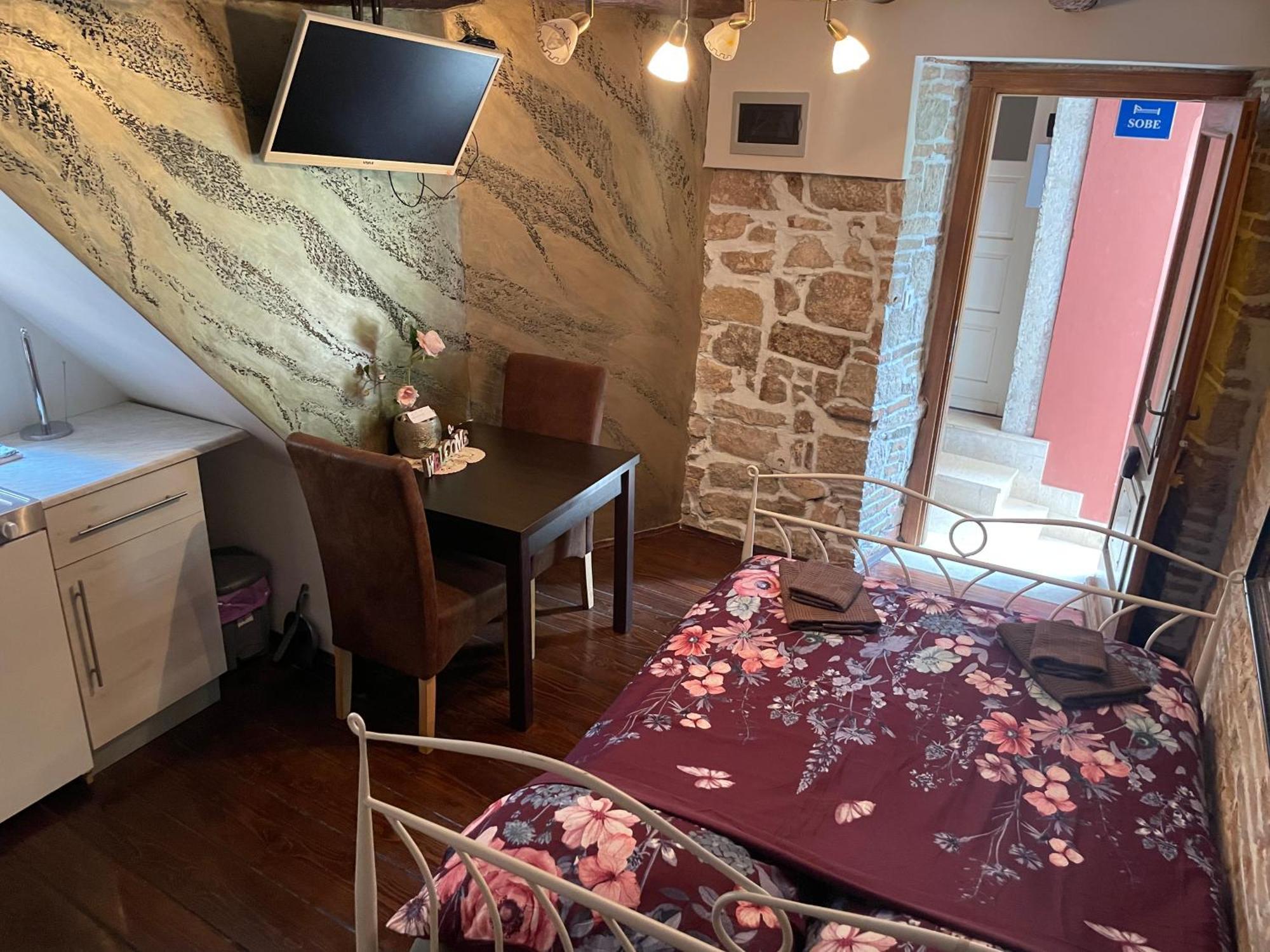 Rooms Da Angelica Old City โรวีน ภายนอก รูปภาพ