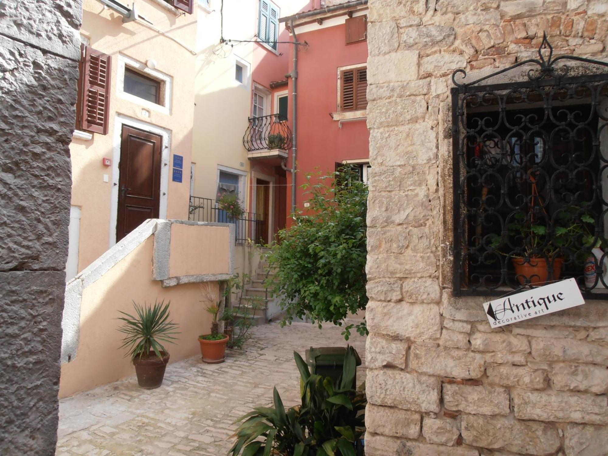 Rooms Da Angelica Old City โรวีน ภายนอก รูปภาพ