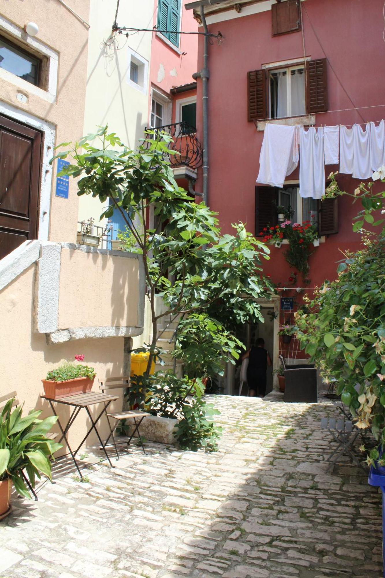Rooms Da Angelica Old City โรวีน ภายนอก รูปภาพ
