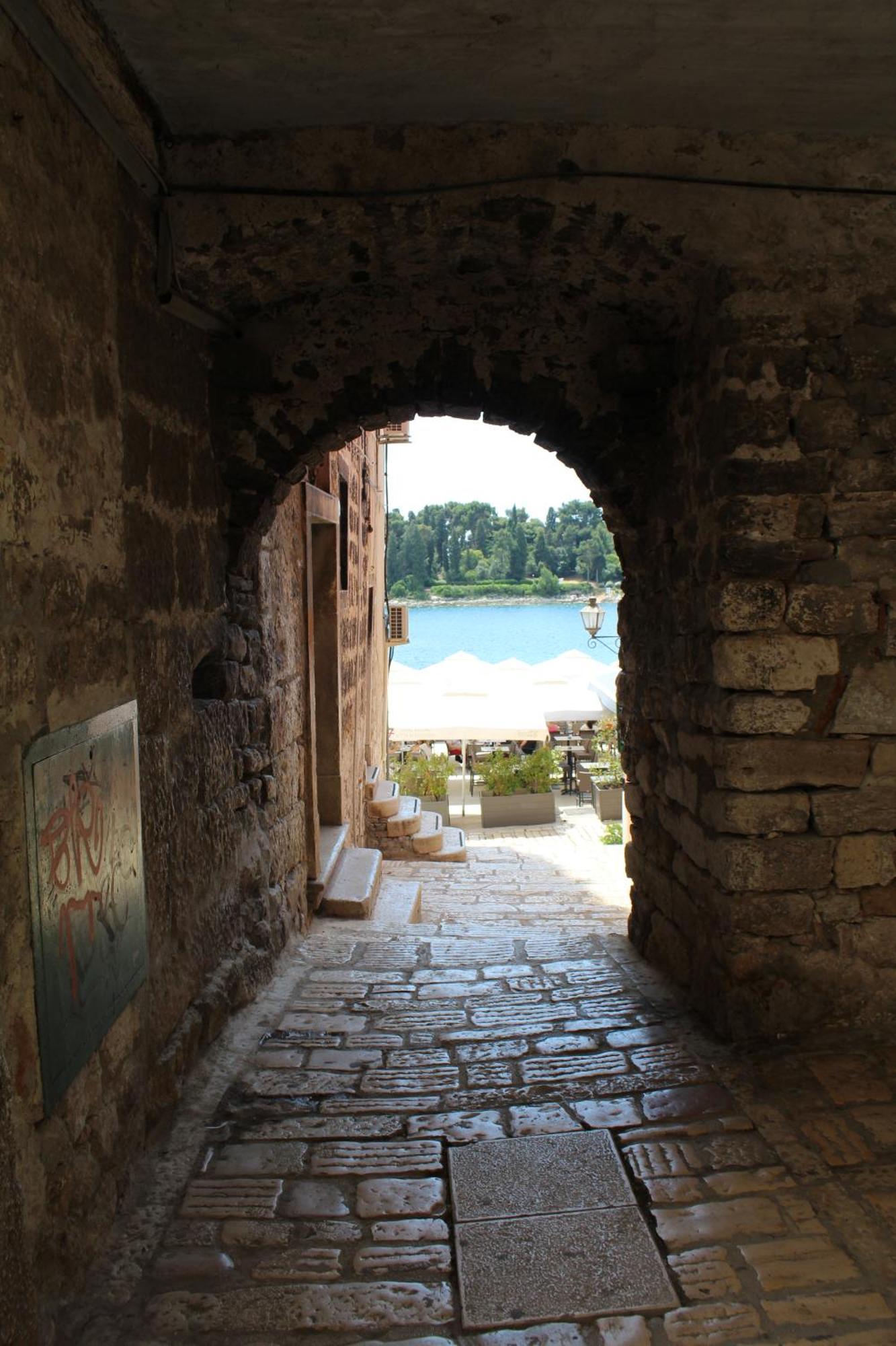 Rooms Da Angelica Old City โรวีน ภายนอก รูปภาพ
